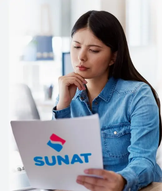 Mujer revisando una notificación de SUNAT