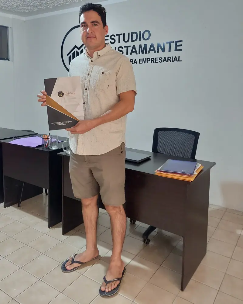 Cliente del Estudio Bustamante en la oficina de Jaén