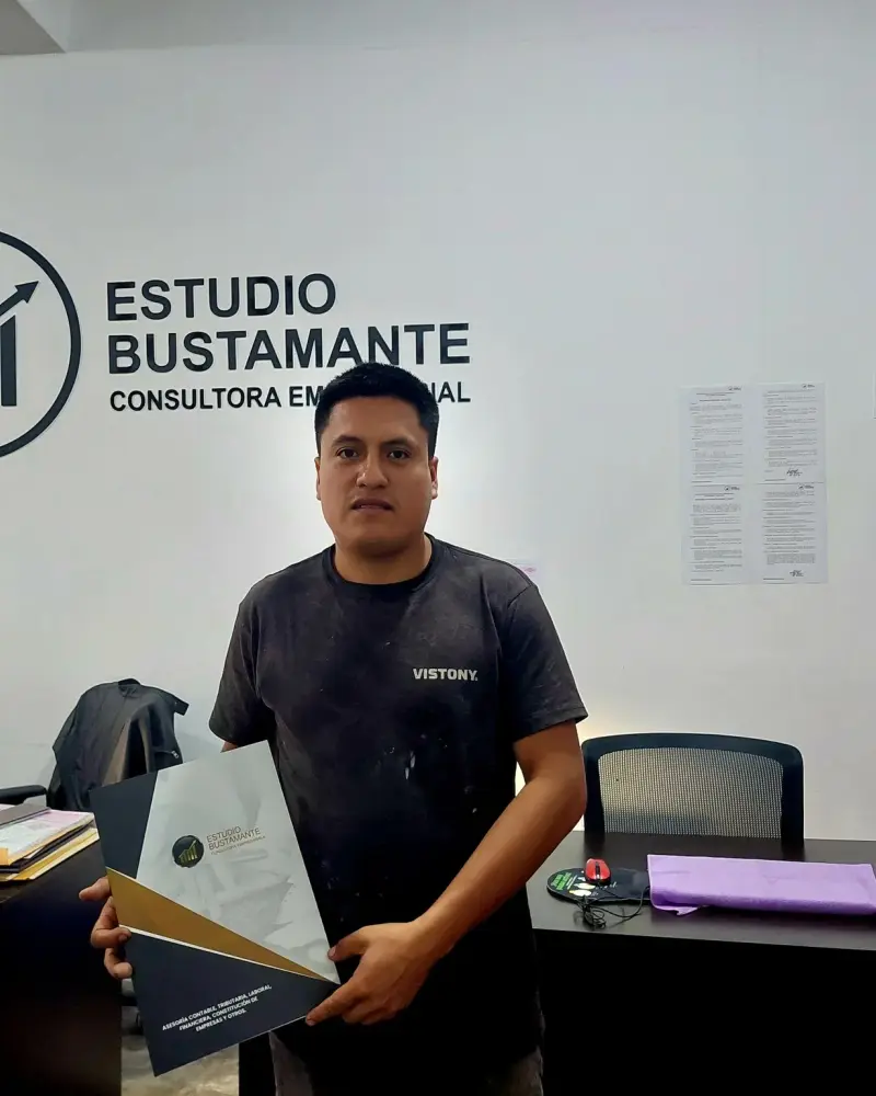 Cliente del Estudio Bustamante en la oficina de Jaén