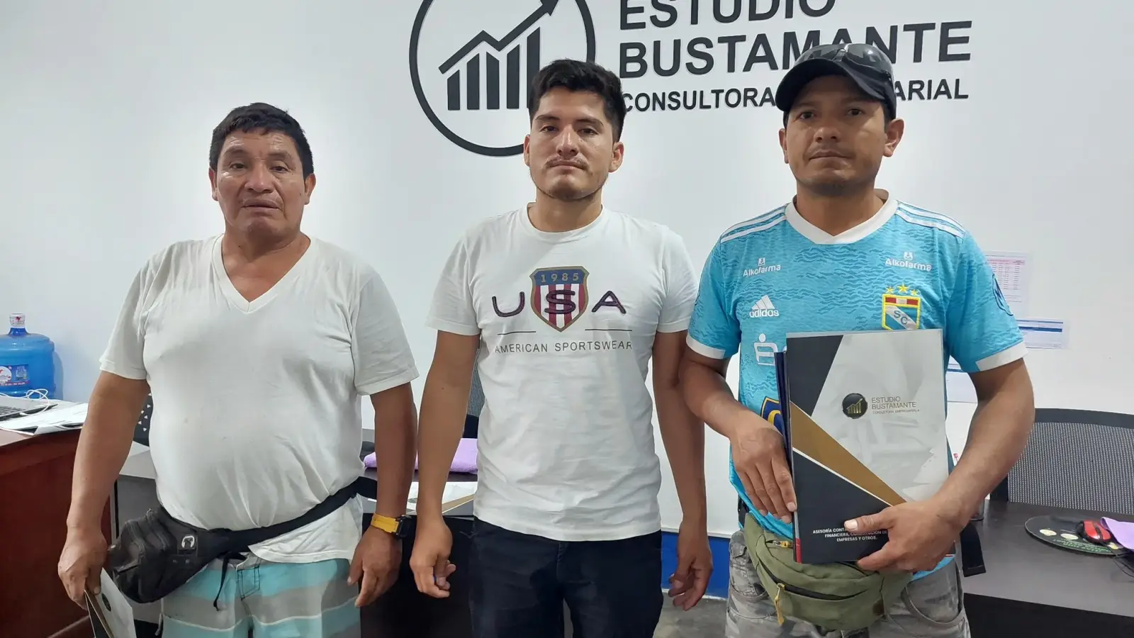 Clientes con el equipo del Estudio Bustamante